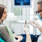 Explication d'un implant dentaire entre un chirurgien et sa patiente